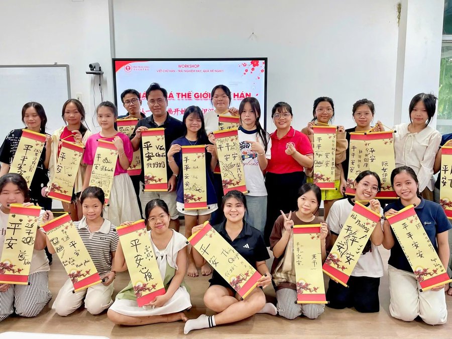 Workshop viết chữ Hán tại QTEDU